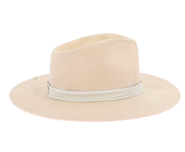 Chapeau beige à ruban blanc