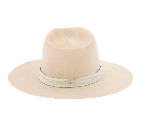 Chapeau beige à ruban blanc