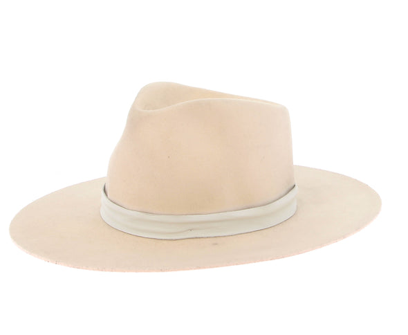Chapeau beige à ruban blanc