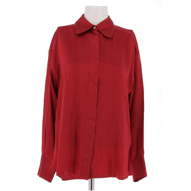 Chemise en soie rouge