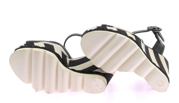 Sandales compensées à rayures noires et blanches