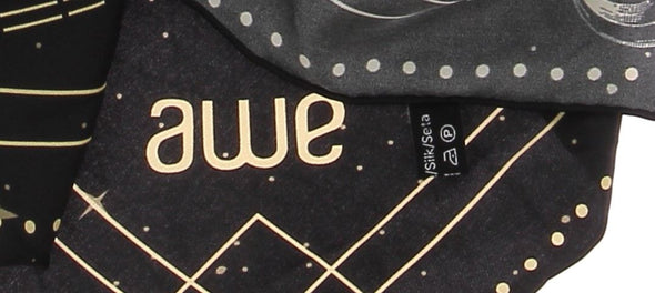 Foulard noir imprimé astrologie en soie