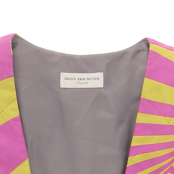Veste fuschia et jaune