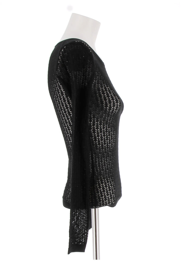 Top noir en dentelle ajourée