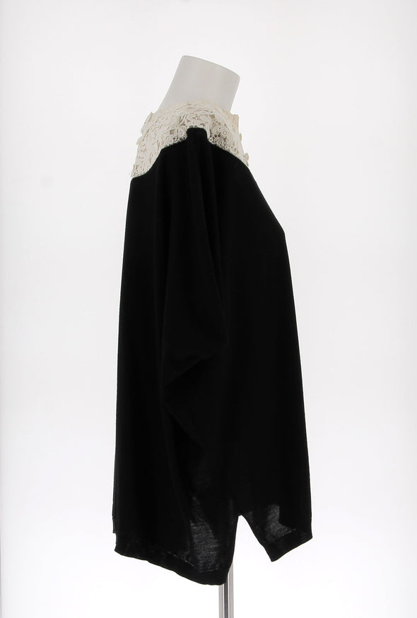 Top noir en dentelle blanche