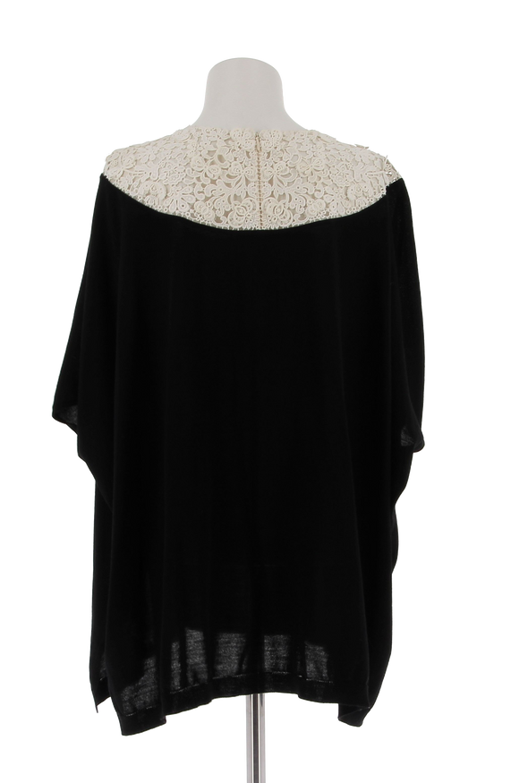 Top noir en dentelle blanche