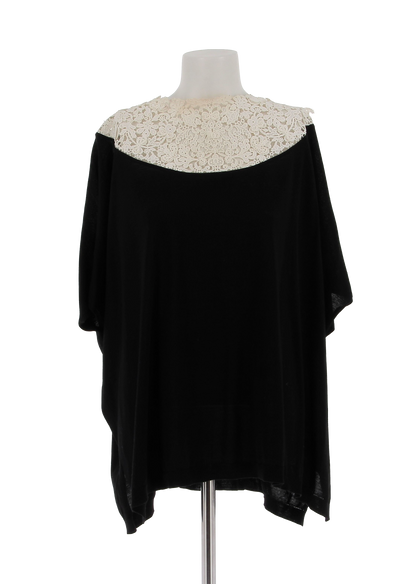 Top noir en dentelle blanche