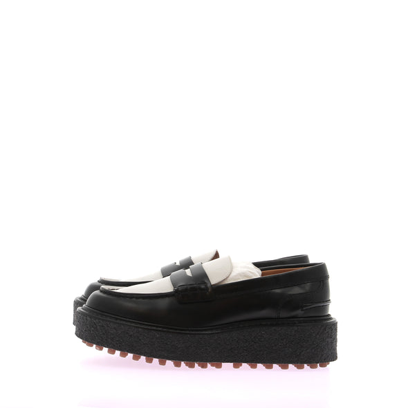 Mocassins blancs et noirs