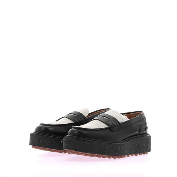 Mocassins blancs et noirs