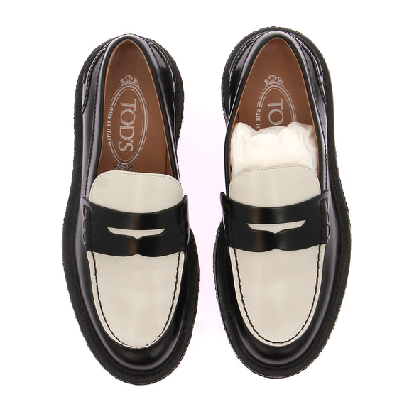 Mocassins blancs et noirs