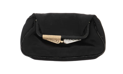 Pochette noire satinée avec boucle dorée