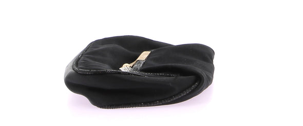 Pochette noire satinée avec boucle dorée