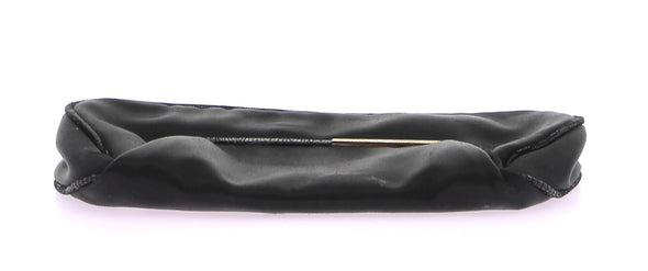 Pochette noire satinée avec boucle dorée