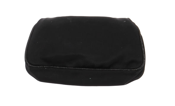 Pochette noire satinée avec boucle dorée