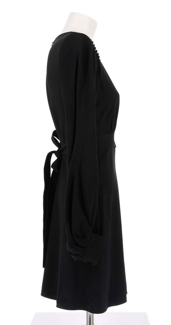 Robe noire à manches évasées