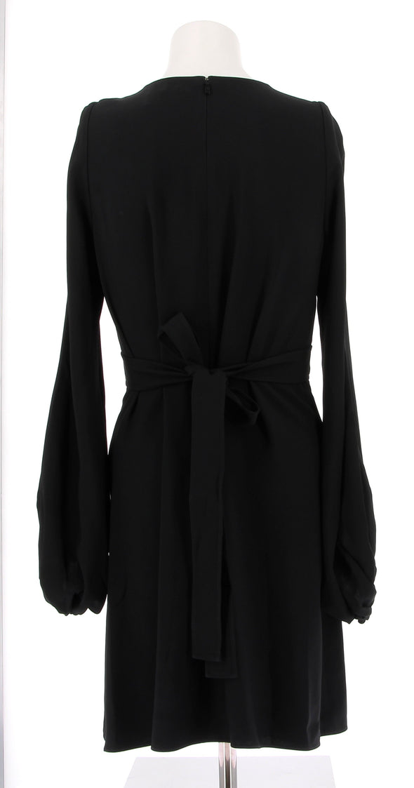 Robe noire à manches évasées