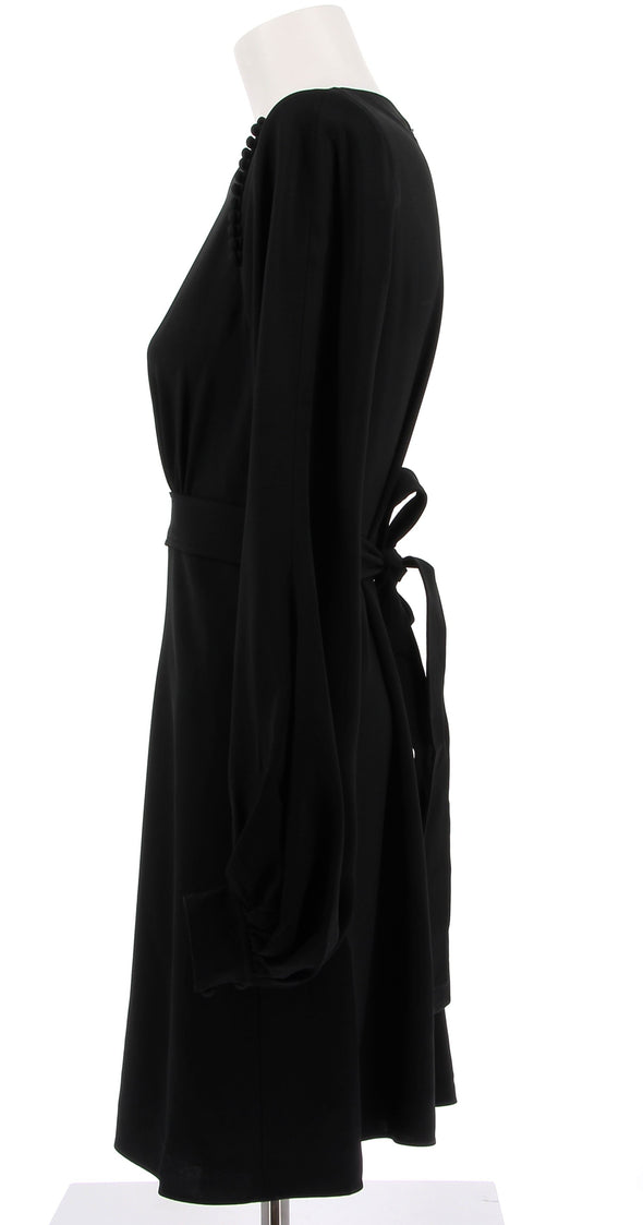 Robe noire à manches évasées