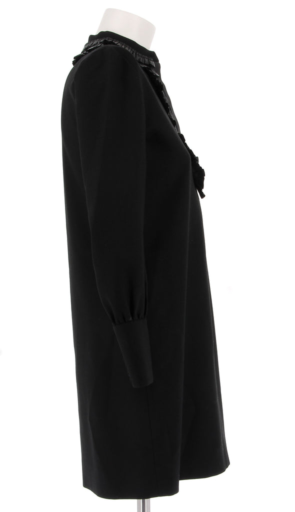 Robe noire à col en cuir