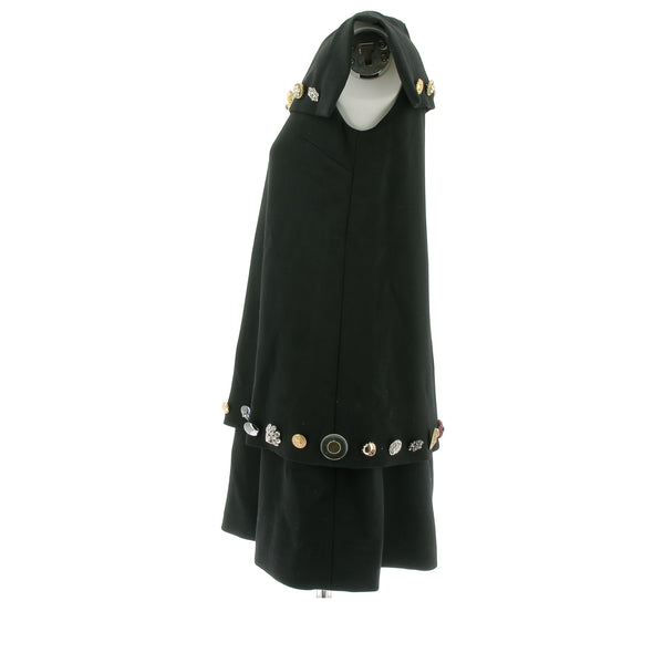 Robe noire à boutons dépareillés