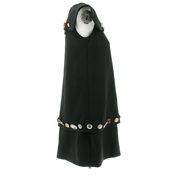 Robe noire à boutons dépareillés