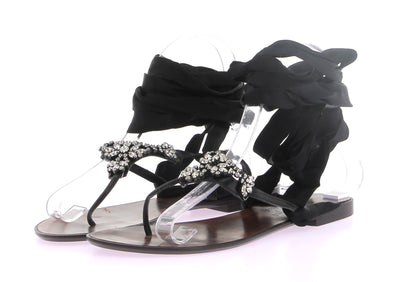 Sandales avec rubans noirs et bijoux
