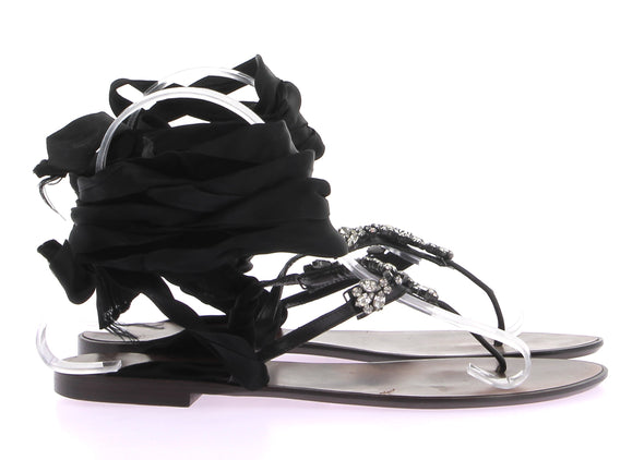 Sandales avec rubans noirs et bijoux