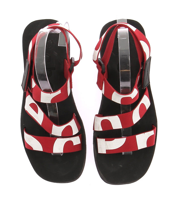 Sandales noires et rouges