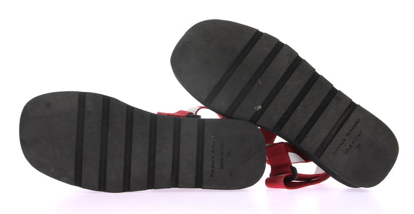 Sandales noires et rouges