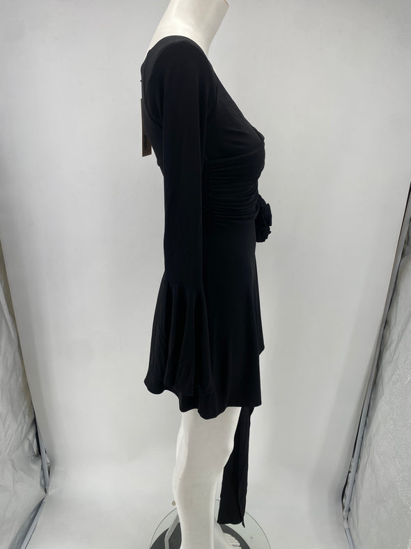 Robe noire à fleur