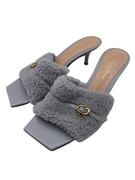 Sandales en shearling gris