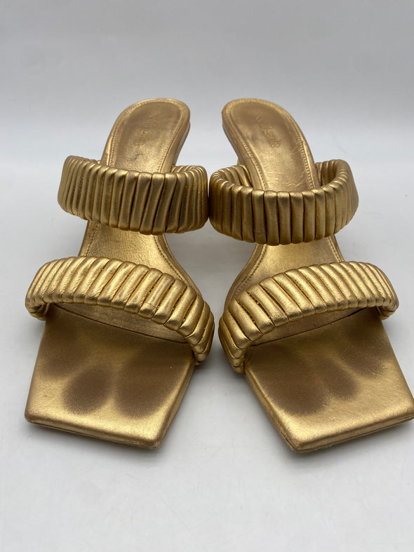 Sandales en cuir doré
