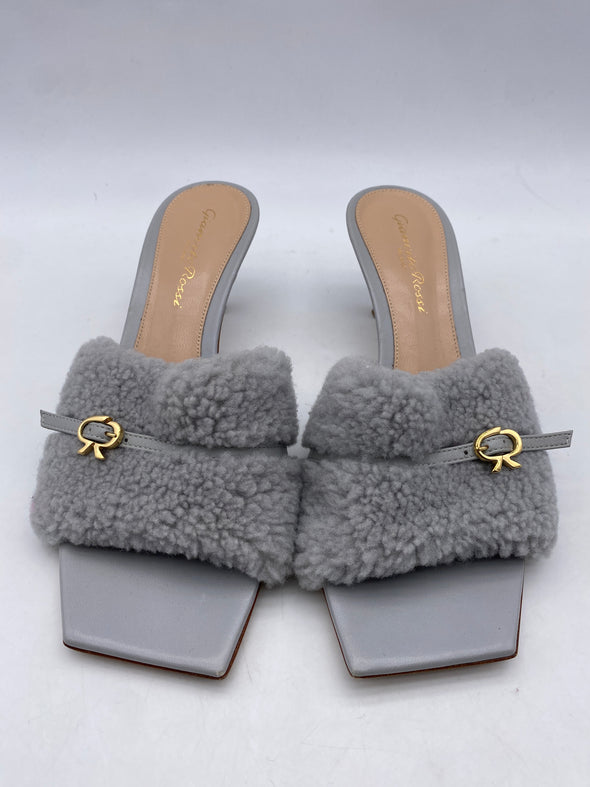 Sandales en shearling gris