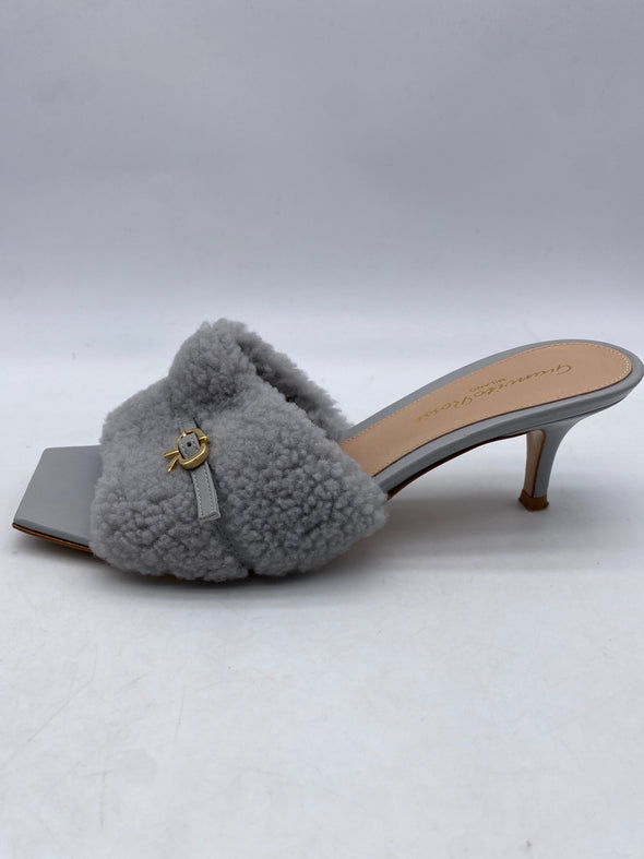 Sandales en shearling gris