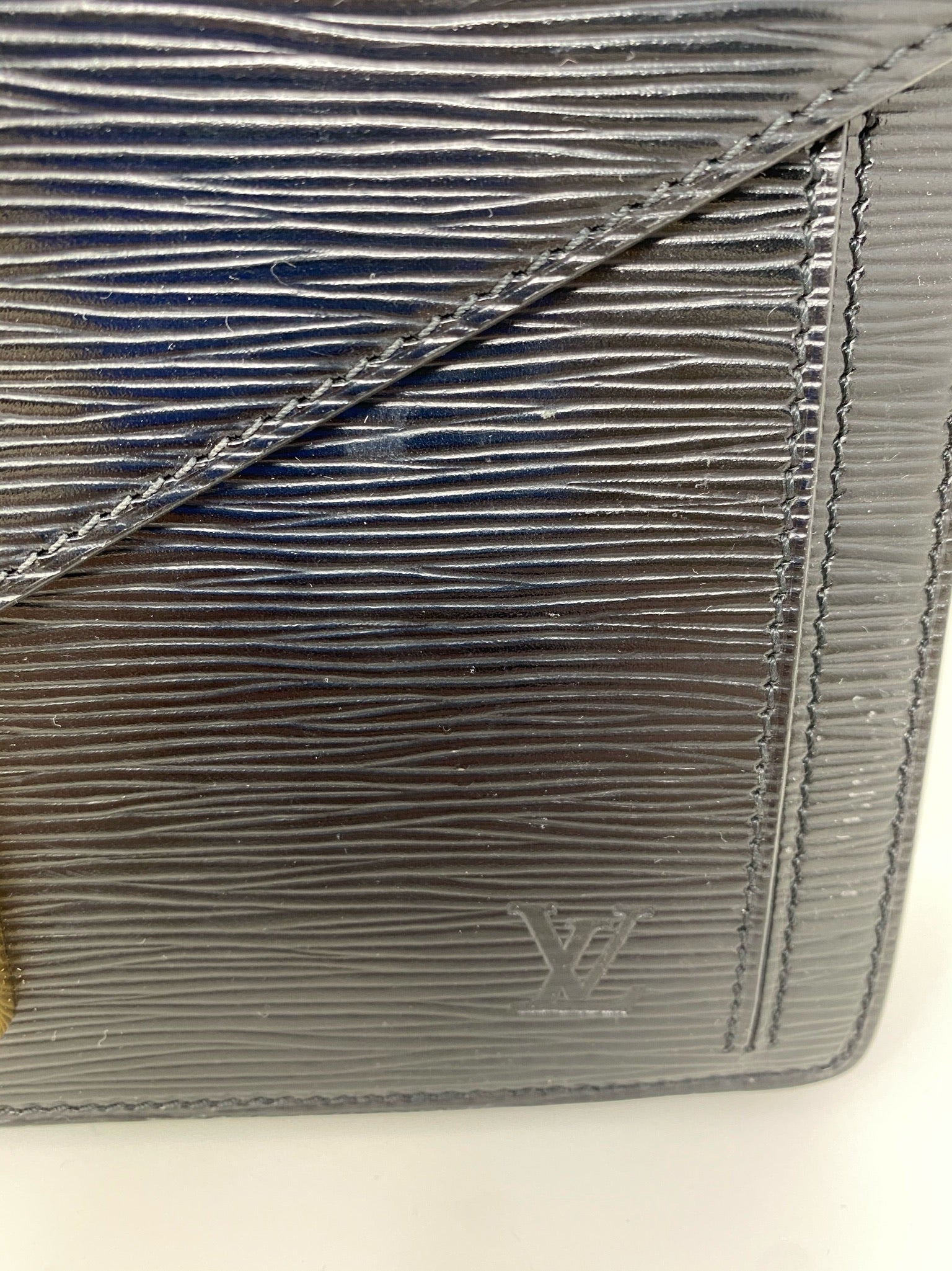 Qu'est ce que le Cuir Epi ? L'Indétronable Cuir de Louis Vuitton – Eiken  Shop