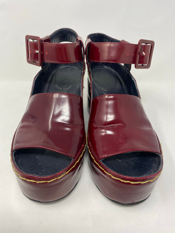 Sandales à plateforme en cuir verni bordeaux